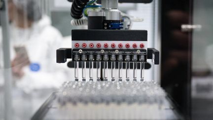 Un laboratoire Sanofi en France, le 27 novembre 2025. (LOU BENOIST / AFP)