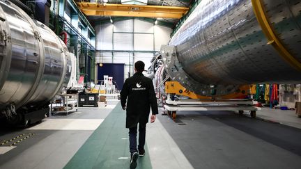 Dans le hangar de MaïaSpace, à Vernon, dans l'Eure, 2 décembre 2025. (THIBAUD MORITZ / AFP)