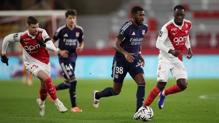 Le Lyonnais Ainsley Maitland-Niles ballon au pied face à Monaco, le 3 janvier 2026, en Ligue 1. (AFP)