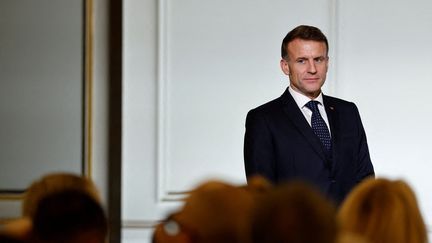 Emmanuel Macron, président de la République, le 5 janvier 2026 à l'Elysée. (BENOIT TESSIER / AFP)