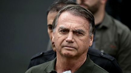 L'ancien président brésilien Jair Bolsonaro quitte l'hôpital DF Star de Brasilia (Brésil) le 14 septembre 2025. (PABLO PORCIUNCULA / AFP)