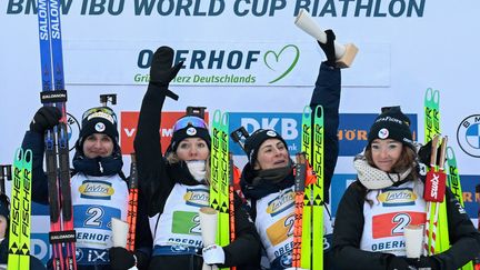 (De droite à gauche) Les biathlètes françaises Julia Simon, Océane Michelon, Justine Braisaz-Bouchet et Lou Jeanmonnot ont remporté le relais femmes lors de la quatrième étape de la Coupe du monde, à Oberhof (Allemagne), le 10 janvier 2026. (TOBIAS SCHWARZ / AFP)