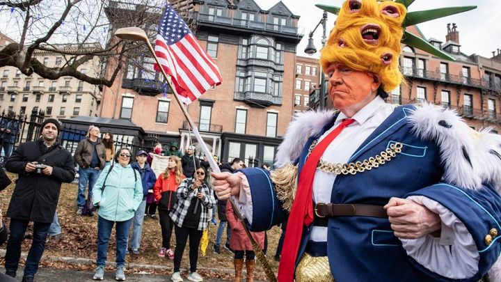 Un manifestant grimé en Donald Trump participe à une manifestation contre la police de l'immigration, à Boston, dans le Massachussets (côte Est), aux Etats-Unis, le 10 janvier 2026. (JOSEPH PREZIOSO / AFP)