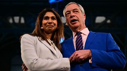 Nigel Farage, leader du parti d'extrême droite Reform UK, au côté de Suella Braverman, ancienne secrétaire d'Etat à l'Intérieur et ex-membre des conservateurs, le 26 janvier 2026. (BEN STANSALL / AFP)