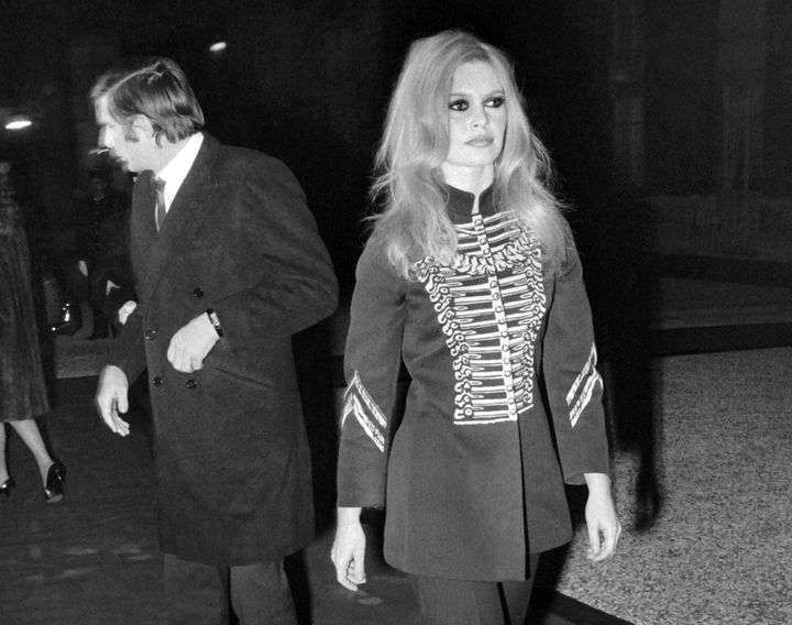 Brigitte Bardot suivie de son mari Gunther Sachs, le 7 décembre 1967, à la sortie de palais de l'Élysée, à Paris, après la soirée annuelle des arts et lettres. (KG / FA / AFP)