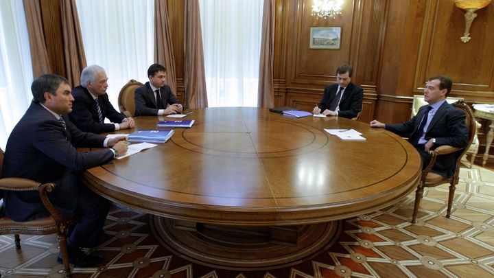Le président russe Dmitri Medvedev et son conseiller Vladislav Sourkov (tous deux à droite) rencontrent les dirigeants du parti Russie unie à Gorki, près de Moscou, le 19 octobre 2009. (DMITRY ASTAKHOV / RIA NOVOSTI / AFP)
