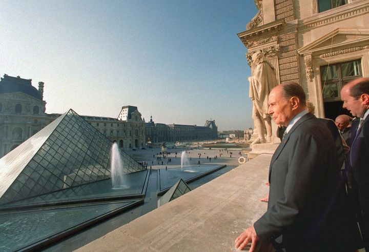 Le président de la République, François Mitterrand, regarde la pyramide du Louvre le jour de l'inauguration de l'aile Richelieu du Grand Louvre, le 18 novembre 1993, à Paris. (AFP)