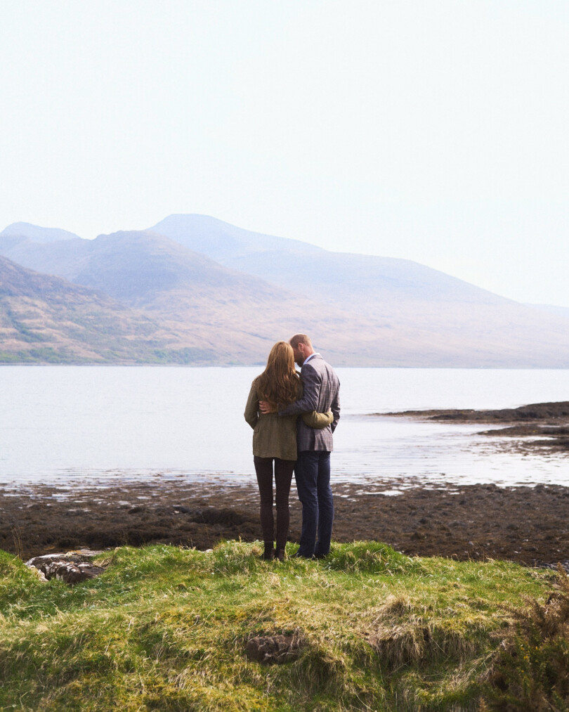 "Merci à tous pour cet accueil chaleureux", ont écrit Kate et William sur leurs réseaux sociaux sous ce cliché pris le soir de leur anniversaire de mariage, au premier jour de leur voyage sur l’île de Mull.