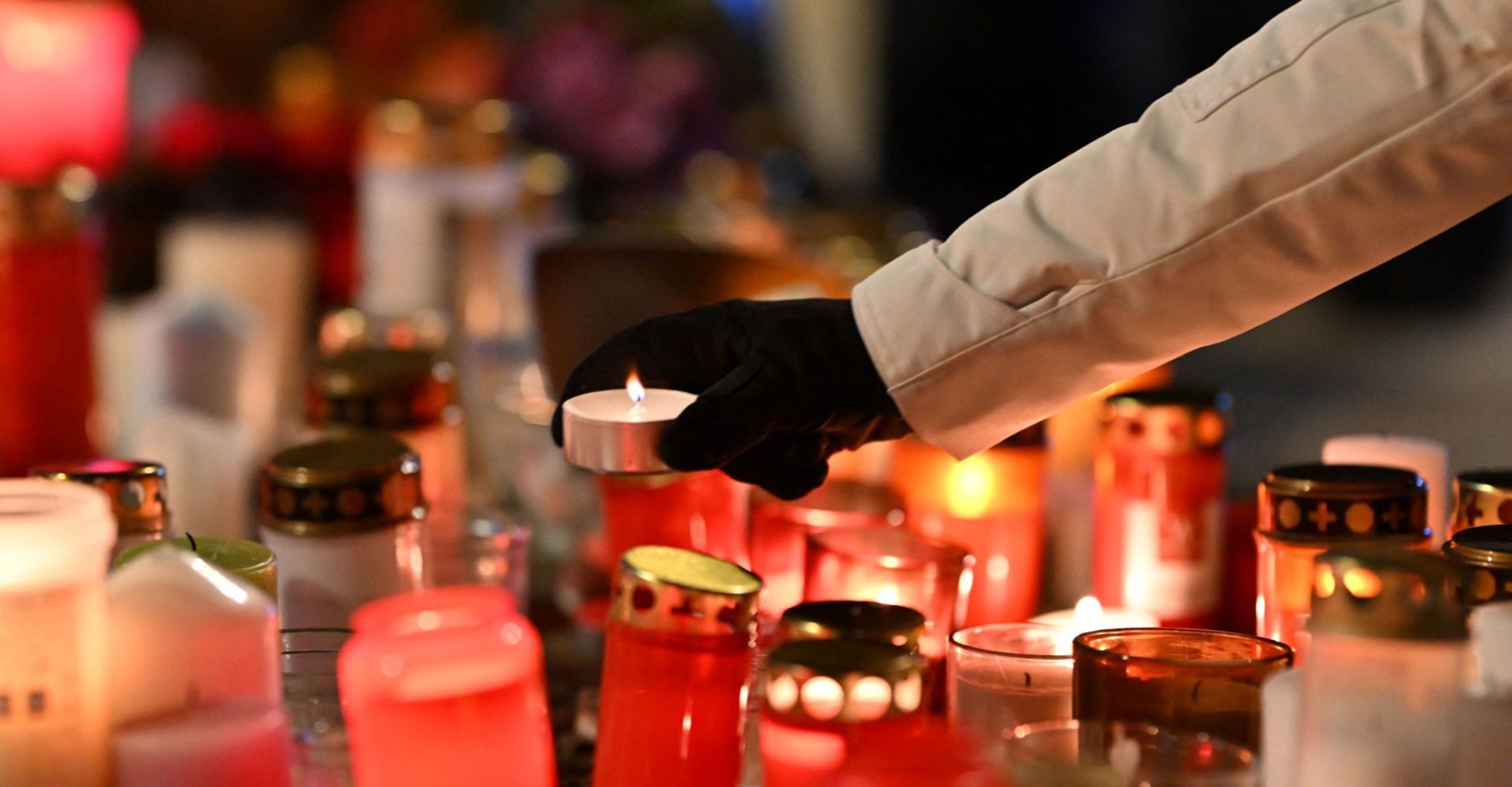 Crans-Montana : une messe pour rendre hommage aux victimes de l'incendie du bar Le Constellation