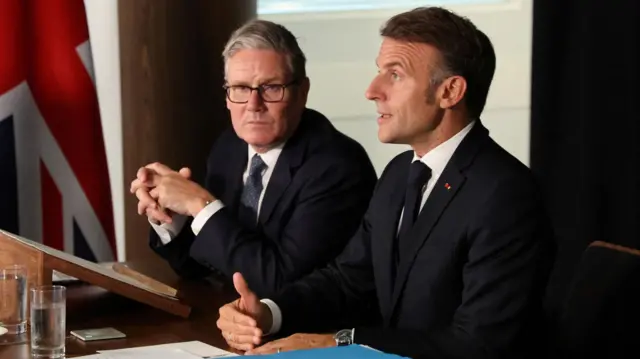 Le Premier ministre britannique Keir Starmer et le président français Emmanuel Macron lors d'une vidéoconférence avec les dirigeants de l'OTAN en juillet 2025.