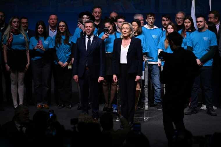 Marine Le Pen, présidente du groupe parlementaire du RN et Franck Allisio, candidat du RN à la mairie de Marseille, à Marseille, le 16 janvier 2026 ( AFP / Miguel MEDINA )