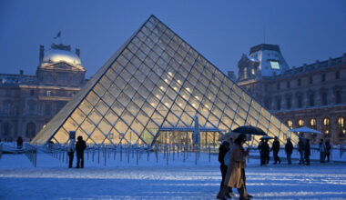 Tourisme : le Louvre, Versailles et d'autres musées vont faire payer plus cher les visiteurs non-européens - 12/01/2026 à 11:27