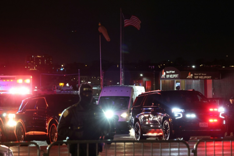 Un convoi transportant le président vénézuélien déchu Nicolas Maduro quitte l'héliport de Westside à New York, le 3 janvier 2026 ( AFP / ANGELA WEISS )