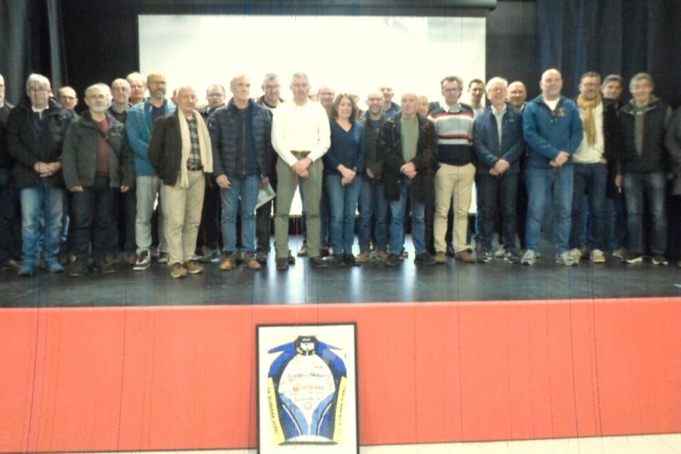 Au milieu des aéhérents, (chemise blanche) lors de l'assemblée générale. Au pied de l'estrade le maillot du club dédicacé en hommage à Jean-Luc