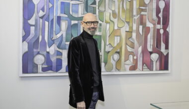 Le galeriste Alexandre Biaggi, devant La Città Perduta – Mappa, technique mixte sur toile, 2025, de Marco Lorenzetto.