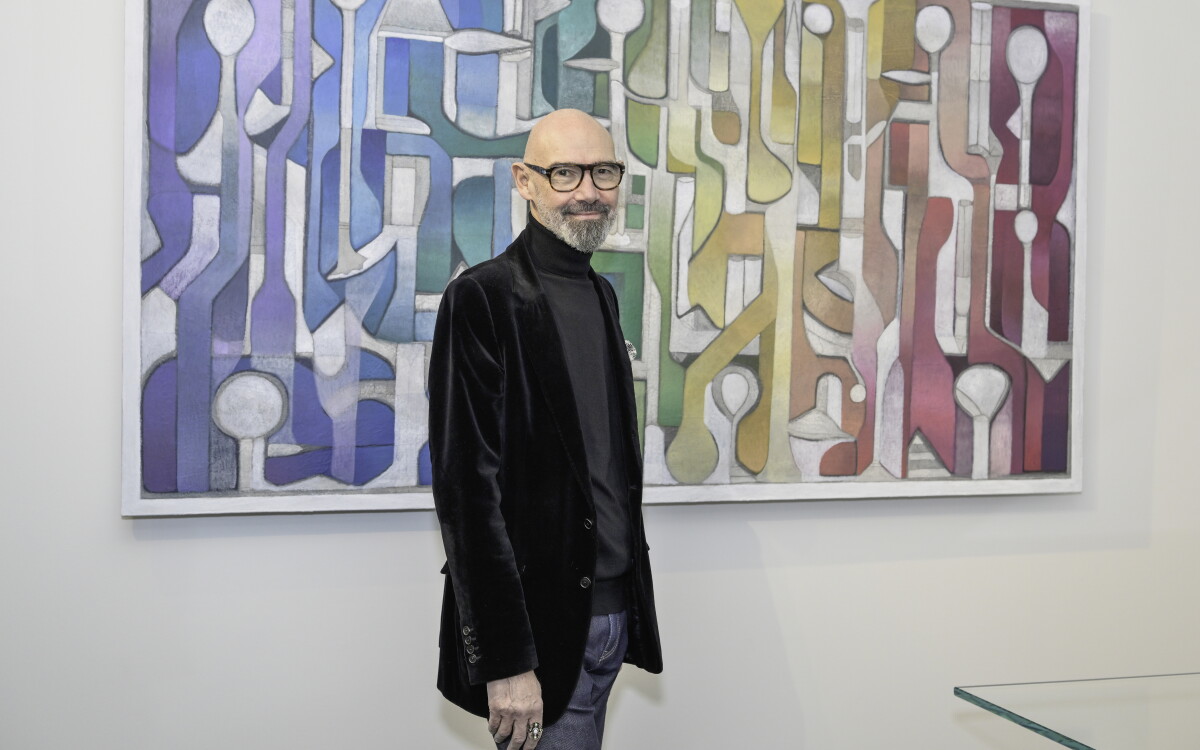 Le galeriste Alexandre Biaggi, devant La Città Perduta – Mappa, technique mixte sur toile, 2025, de Marco Lorenzetto.