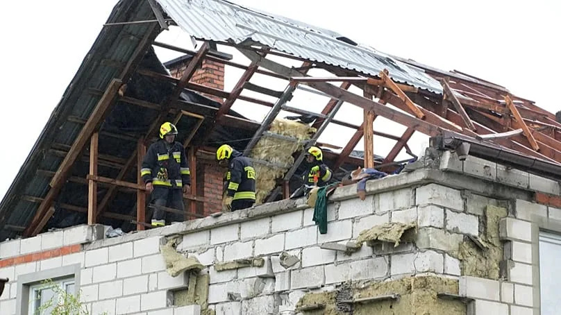 Pompiers sur un toit détruit après l'impact de drones russes, Wyryki, près de Lublin, Pologne, 11 septembre 2025.