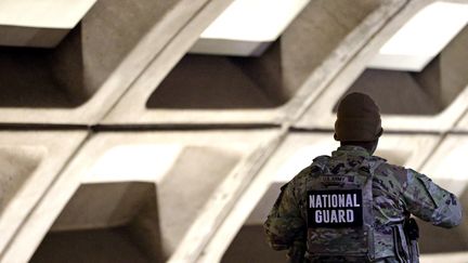 Un membre de la Garde nationale américaine, le 3 décembre 2025 à Washington. (ALEX WONG / GETTY IMAGES NORTH AMERICA VIA AFP)