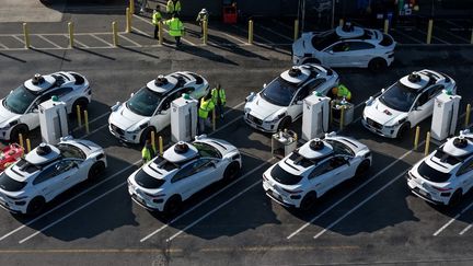 Des véhicules sans conducteur Waymo stationnés à San Francisco (Etats-Unis), le 8 décembre 2025. (JUSTIN SULLIVAN / GETTY IMAGES NORTH AMERICA VIA AFP)