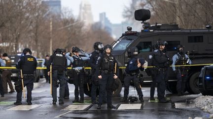 Des policiers surveillent les lieux d'une fusillade impliquant un agent, le 7 janvier 2026, à Minneapolis (Minnesota), aux Etats-Unis. (STEPHEN MATUREN / GETTY IMAGES NORTH AMERICA / AFP)