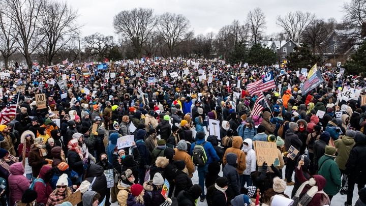 Des manifestants protestent contre la police de l'immigation, à Minneapolis (Minnesota, nord des Etats-Unis), le 10 janvier 2026. (STEPHEN MATUREN / GETTY IMAGES NORTH AMERICA / AFP)
