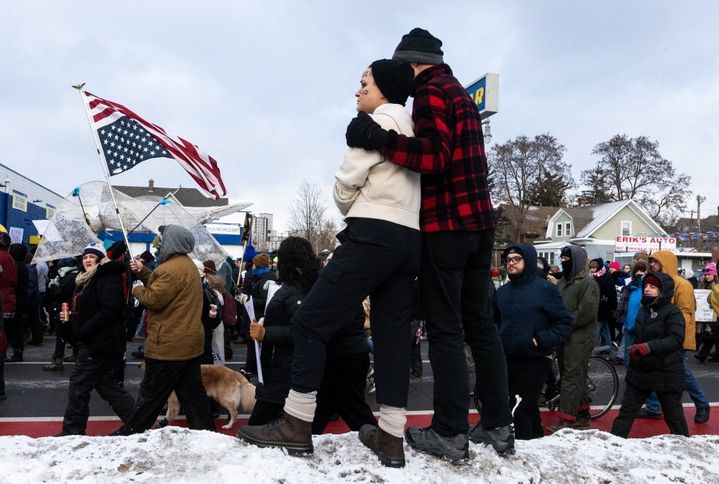 Des personnes manifestent contre la police de l'immigration, à Minneapolis (Minnesota, nord des Etats-Unis), le 10 janvier 2026. (STEPHEN MATUREN / GETTY IMAGES NORTH AMERICA / AFP)