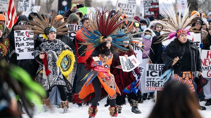Des manifestants convergent vers un lieu de rassemblement pour protester contre la police de l'immigation, à Minneapolis (Minnesota, nord des Etats-Unis), le 10 janvier 2026. (STEPHEN MATUREN / GETTY IMAGES NORTH AMERICA / AFP)