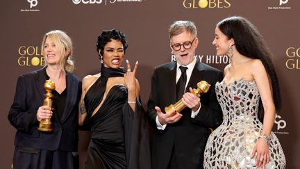 Sara Murphy, Teyana Taylor, Paul Thomas Anderson et Chase Infiniti, membres de l'équipe du film "Une bataille après l'autres", lors de la remise des prix des Golden Globes aux Etats-Unis, le 11 janvier 2026. (AMY SUSSMAN / GETTY IMAGES NORTH AMERICA / AFP)