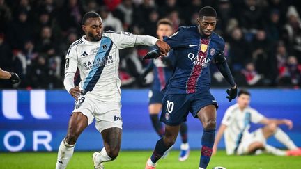 Ousmane Dembélé au duel avec Otavio lors de PSG-PFC, le 4 janvier 2026, au Parc des Princes. (AFP)