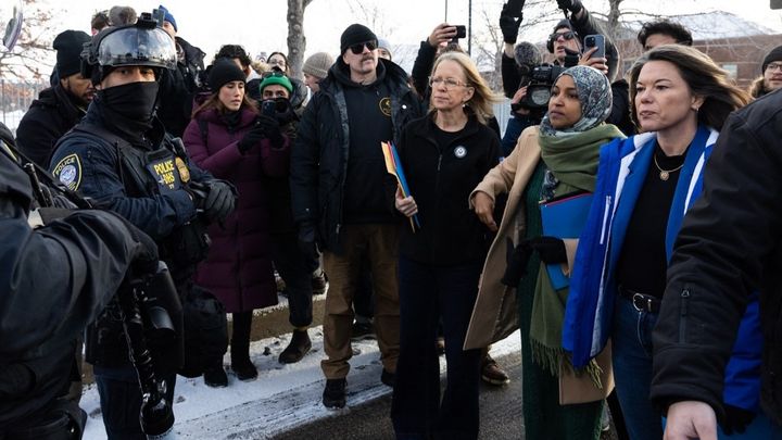 Les élues démocrates du Minnesota (de gauche à droite) Kelly Morrison, Ilhan Omar et Angie Craig arrivent devant le bâtiment de la police de l'immagration, à Minneapolis (nord des Etats-Unis), le 10 janvier 2026. (MOSTAFA BASSIM / ANADOLU / AFP)