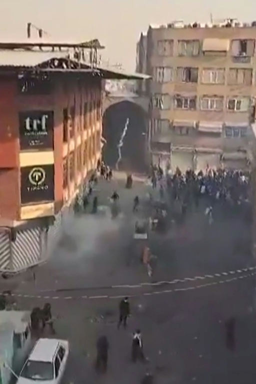 Cette capture faite le 6 janvier 2026 d'une video UGC publiée sur les réseaux sociaux le même jour montre des heurts entre manifestants et forces de sécurité au bazar de Téhéran, au dixième jour d'un mouvement de contestation en Iran  ( UGC / - )