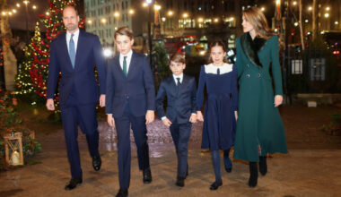 Le 5 décembre, en arrivant à l’abbaye de Westminster pour le concert Together at Christmas, George devance d’un pas son père William, son frère Louis, sa sœur Charlotte et l’organisatrice de la soirée, sa mère la princesse de Galles.