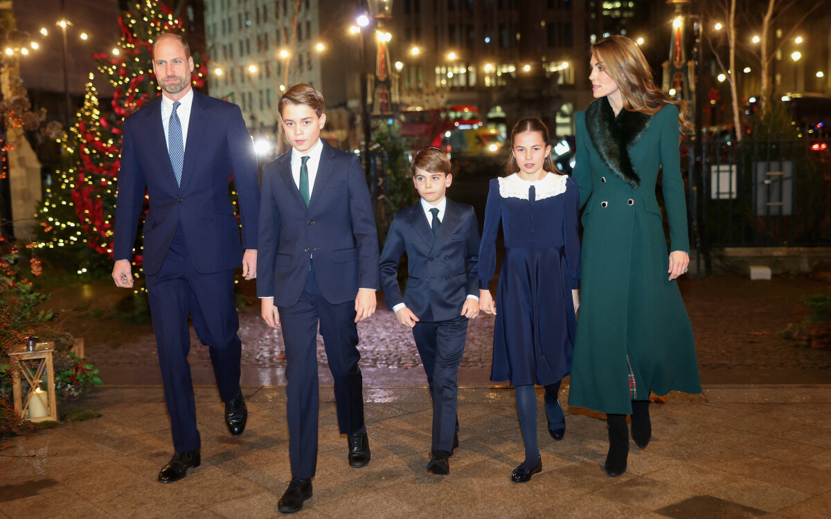 Le 5 décembre, en arrivant à l’abbaye de Westminster pour le concert Together at Christmas, George devance d’un pas son père William, son frère Louis, sa sœur Charlotte et l’organisatrice de la soirée, sa mère la princesse de Galles.