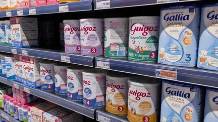 Un rayon de laits infantiles dans un supermarché, à Auch (Gers), le 6 janvier 2026. (JEAN-MARC BARRERE / HANS LUCAS / AFP)
