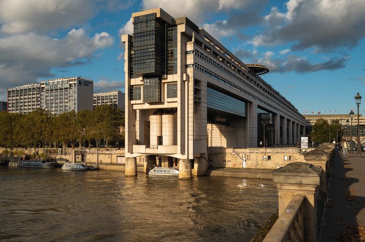 Le ministère l'Économie, des Finances et de la Souveraineté industrielle, énergétique et numérique qui s'élance sur la Seine, photographié en octobre 2024. (STEPHANE OUZOUNOFF / HANS LUCAS / AFP)