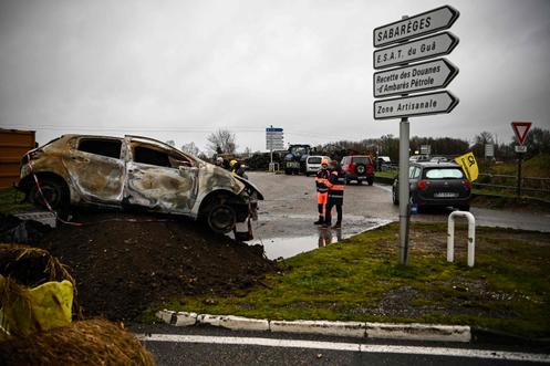 Sur la route du dépôt pétrolier « Docks des pétroles d’Ambès », à Bassens (Gironde), le 8 janvier 2026.