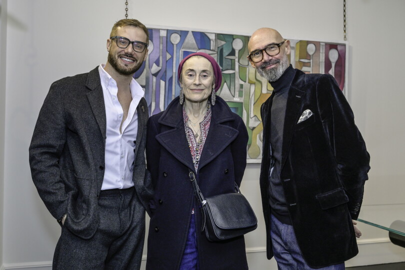 La journaliste et auteure Natasha Fraser Cavassoni entourée de l’artiste Marco Lorenzotto et du galeriste Alexandre Biaggi.