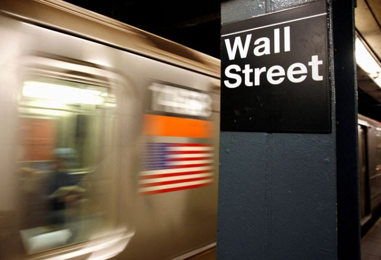 Un panneau indiquant l'arrêt de métro de Wall Street, à New York