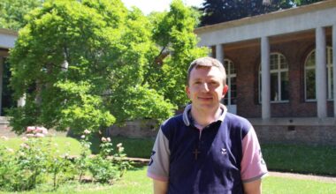 Damien Bindault, curé de Loon-Plage, a été évacué en hélicoptère suite à un accident cérébral