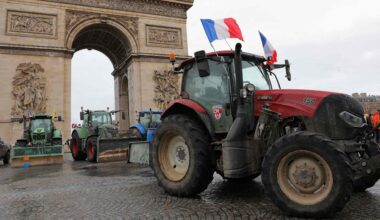 EN DIRECT, colère des agriculteurs : la présidente de l’Assemblée nationale, Yaël Braun-Pivet, chahutée à sa sortie du Palais-Bourbon - Le Monde.fr