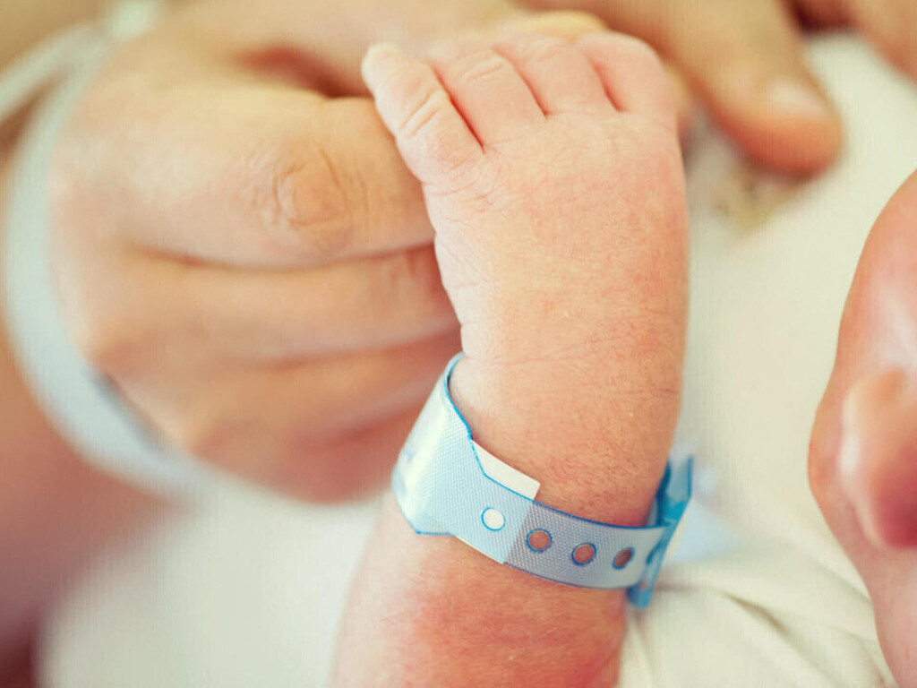 Gabriel est le premier bébé né en 2026 au CHU de Lille... et il n'est pas arrivé seul !