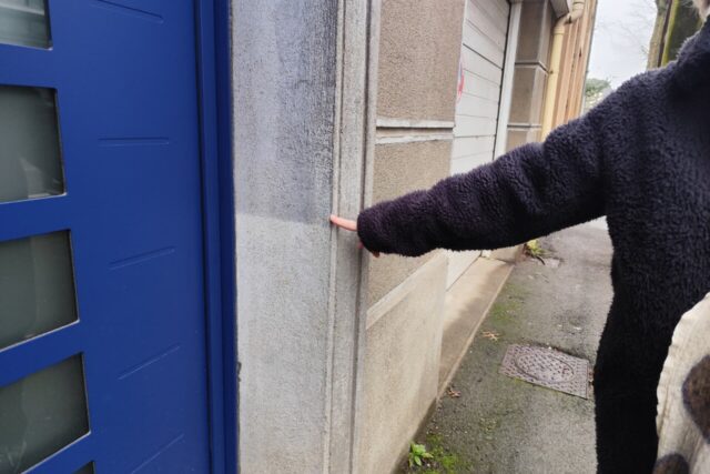 Linotte montre la hauteur jusqu’où l’eau est montée en janvier 2025. (© Brian Le Goff / actu Rennes)