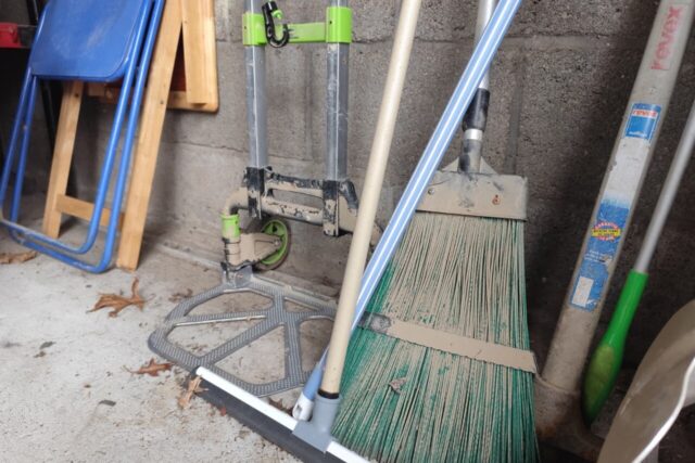 Dans le garage de Linotte, des stigmates de la crue de janvier 2025 sont encore visibles sur des outils. (© Brian Le Goff / actu Rennes)