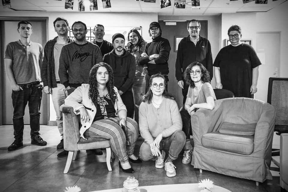 Toutes celles et ceux qui ont participé à la réalisation du court-métrage sont touché par des troubles de la santé mentale. Dans la résidence Séraphine, Adèle (en bas au centre) et Moon (en bas à droite) les accompagnent.