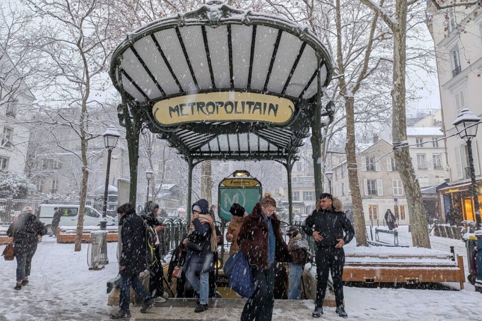 La neige a paralysé les transports en commun et la circulation des bus a été interrompue jusqu'à la fin de service.