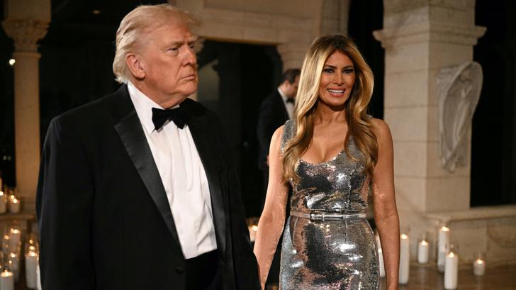 Donald Trump a organisé sa fête de Nouvel An en Floride, et elle ne pouvait pas plus lui ressembler.