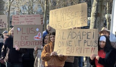 L’Adapei de la Loire remet 10 000 cartes postales au Département pour alerter sur ses déficits