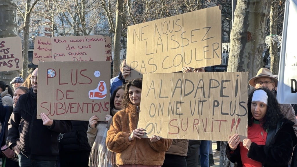 L’Adapei de la Loire remet 10 000 cartes postales au Département pour alerter sur ses déficits