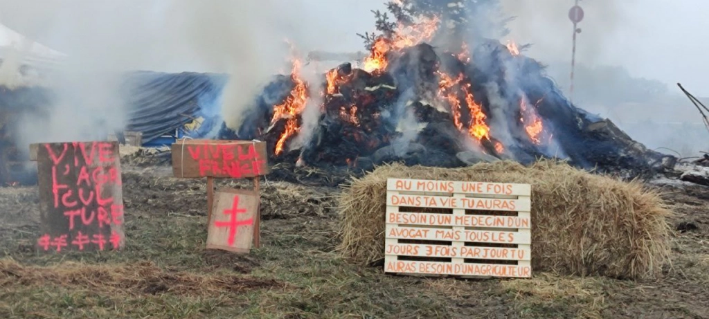 Isère : des agriculteurs bloquent l’accès à l’A51 au col du Fau