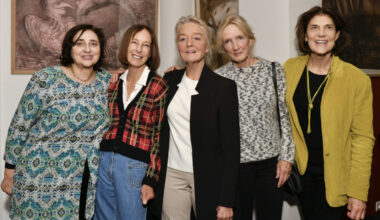 Leïla Murat, descendante de maréchaux et princes d’Empire, Laure Boulay de La Meurthe et Yseult Boulay de La Meurthe entourent leur sœur, l’artiste Gilone de Clermont-Tonnerre, au côté de Laura de Montalambert.